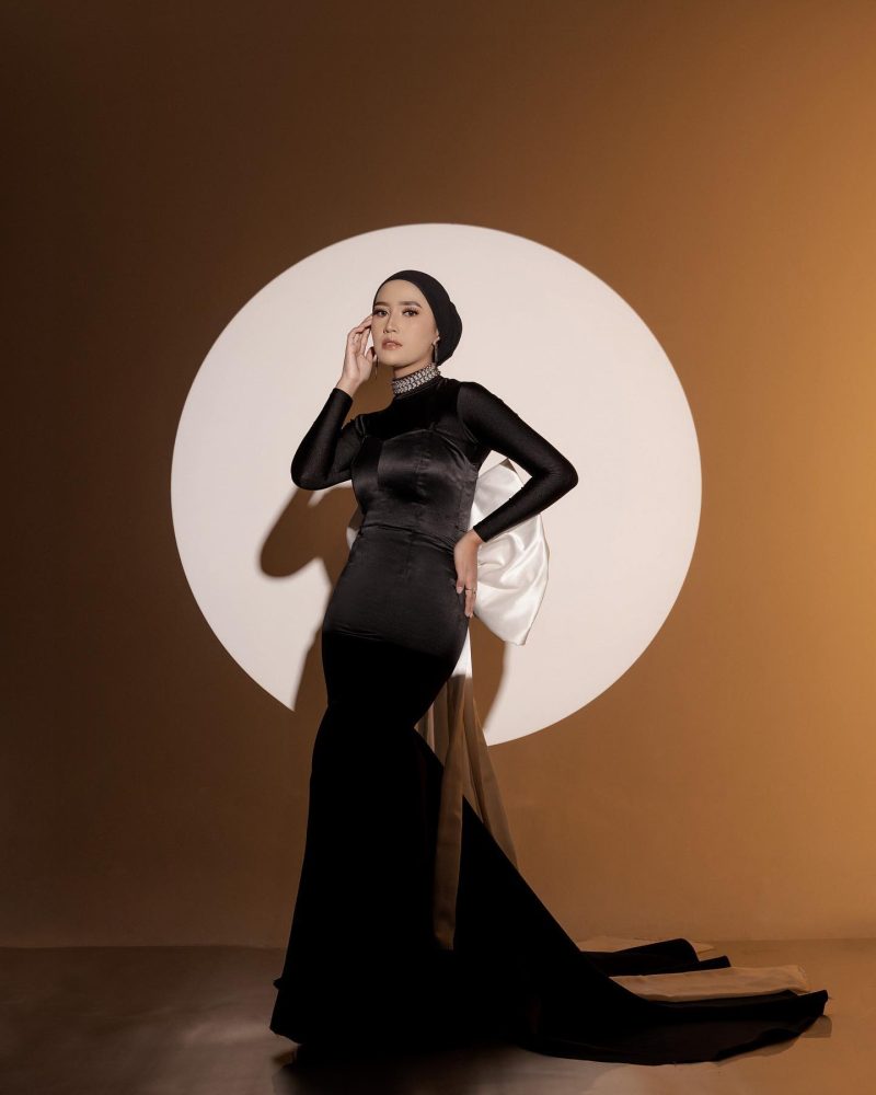 Modern Gown Bludru Pita - Putih